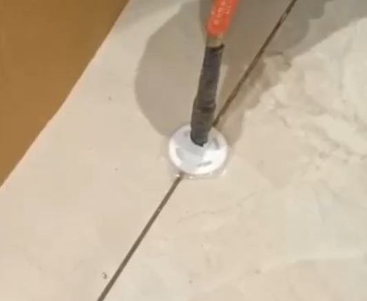 望都瓷砖空鼓维修公司专业解答瓷砖在铺贴过程中，如果没有涂抹均匀到位的粘结材料（如水泥砂浆或瓷砖胶），可能会导致以下问题