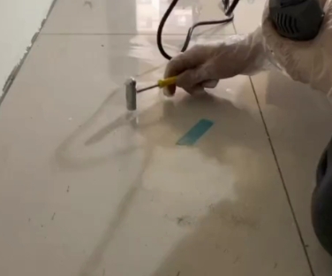 望都瓷砖开裂维修公司专业分享瓷砖在铺贴前如果没有沥干水分，将会导致以下问题