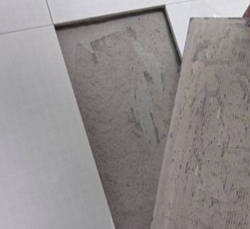 望都瓷砖空鼓维修公司分享瓷砖铺贴时如果打浆（即涂抹在瓷砖背面和基层上的砂浆或瓷砖胶）过少，会带来以下问题